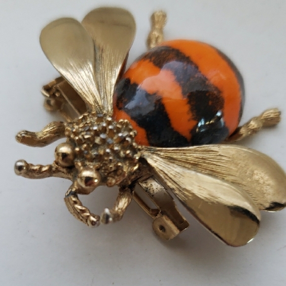 Vintage Bumble Bee Brooch Gold Tone Ceramic Orange Black Enamel 1 1/2 x 1 1/4".  - Picture 3 of 13